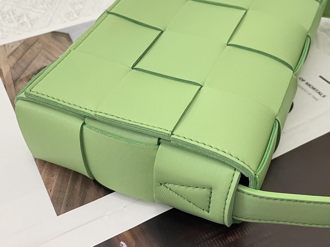 Cassette Intreccio Leather Cross-body Bag Apple Green